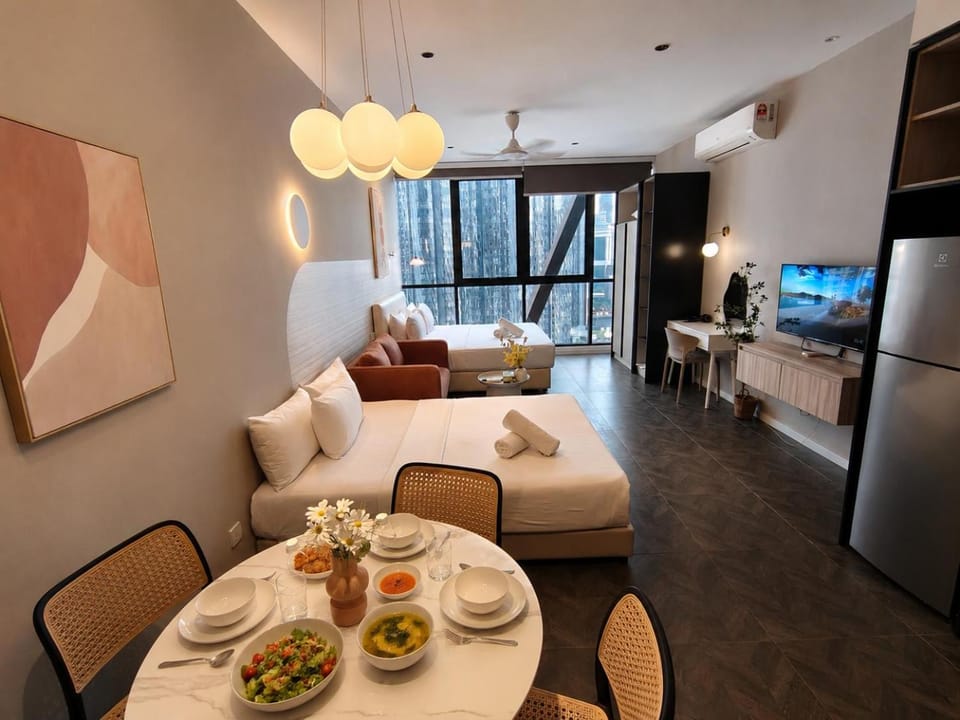 Bed, TV and multimedia, Kitchen or kitchenette, Living room, Food and drinks, Photo of the whole room, Seating area, Dining area, Bedroom, Food, minibar, oven