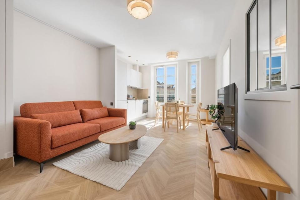 2-bedroom apartment - sleeps 4 - Place Massena Apartment in Nice