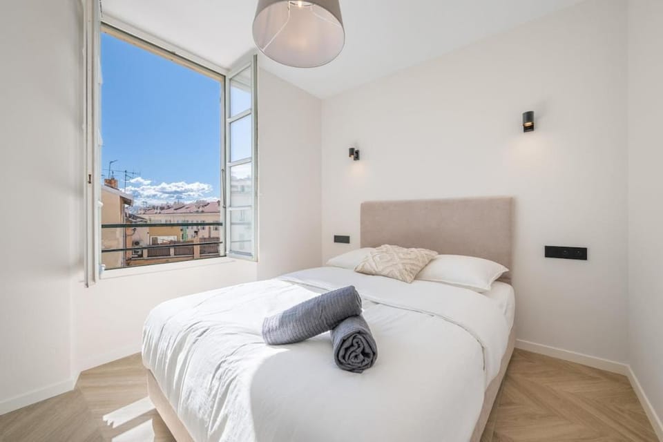 2-bedroom apartment - sleeps 4 - Place Massena Apartment in Nice