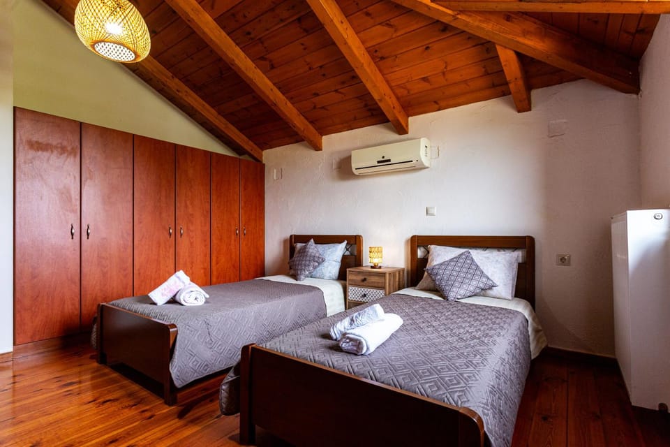 Bed, Photo of the whole room, Bedroom, air conditioner