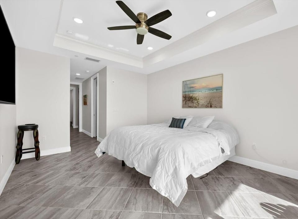 Elegant 3 Bedroom Waterfront Retreat with Sweeping Intracoastal Views Apartment in Venice