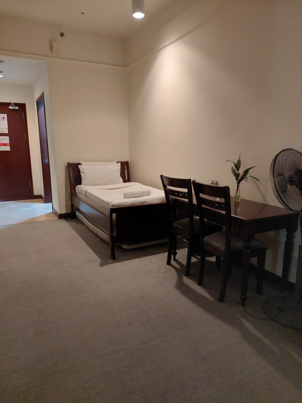 Bed, Living room, Seating area, Dining area