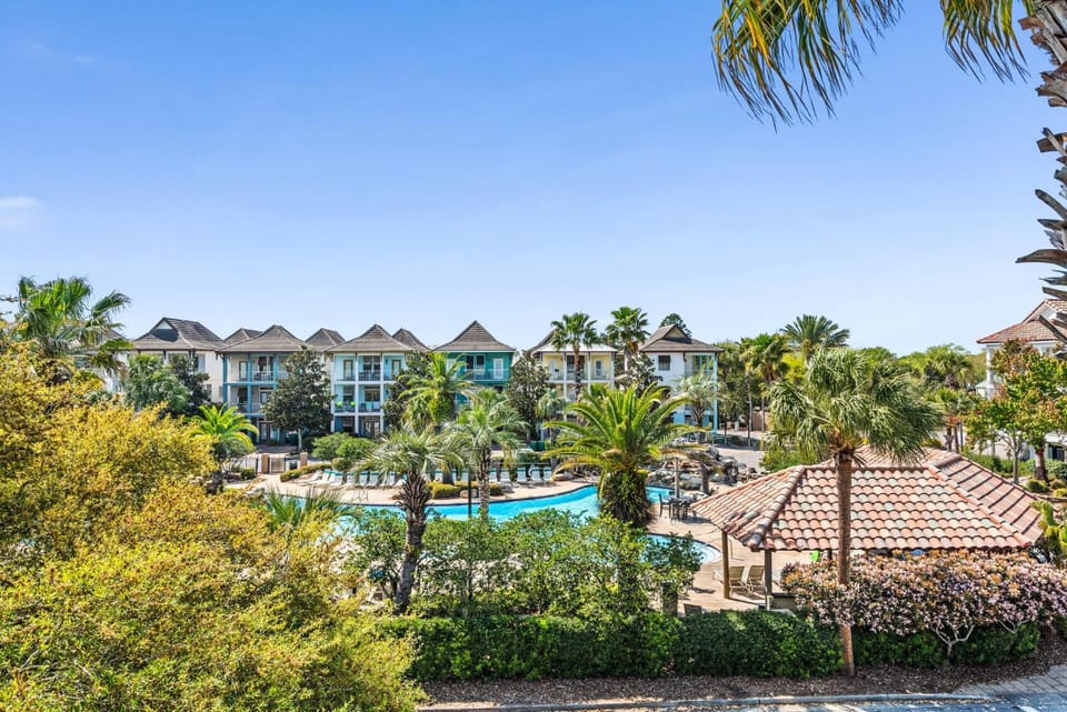 Mins from Beach Sleeps 17 Outdoor Seating House in Destin