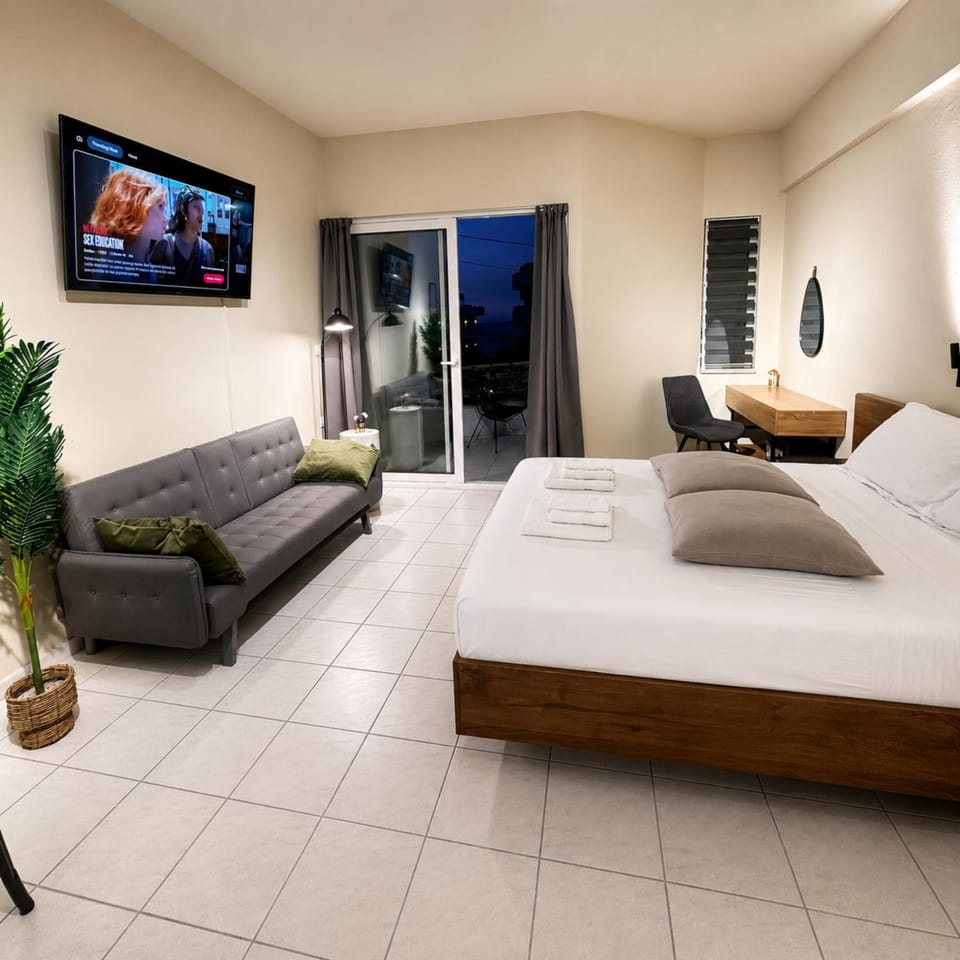 TV and multimedia, Photo of the whole room, Seating area, Bedroom