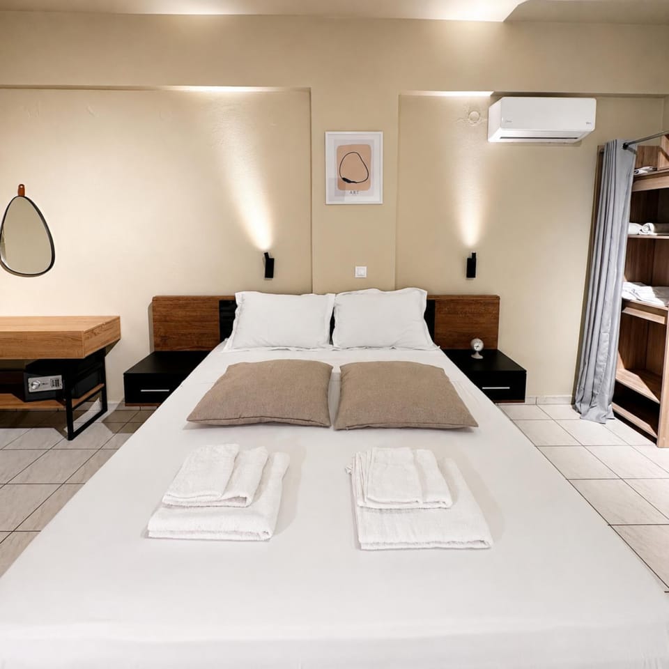 Bed, Photo of the whole room, Bedroom, safe, towels, wardrobe, air conditioner