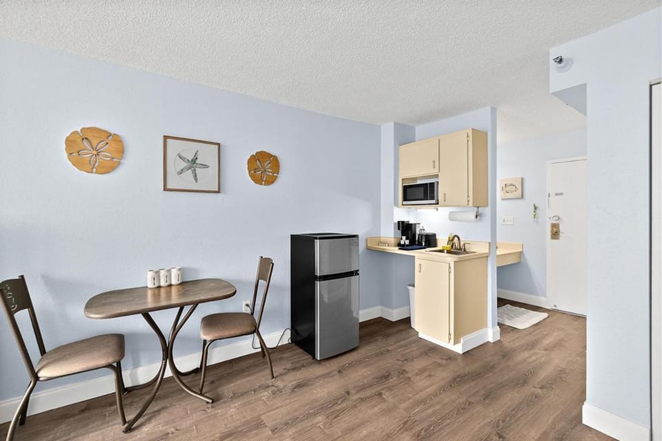 HEATED POOL OPEN! Beach Therapy at Castaways Resort, 4th floor balcony oasis Apartment in Daytona Beach Shores