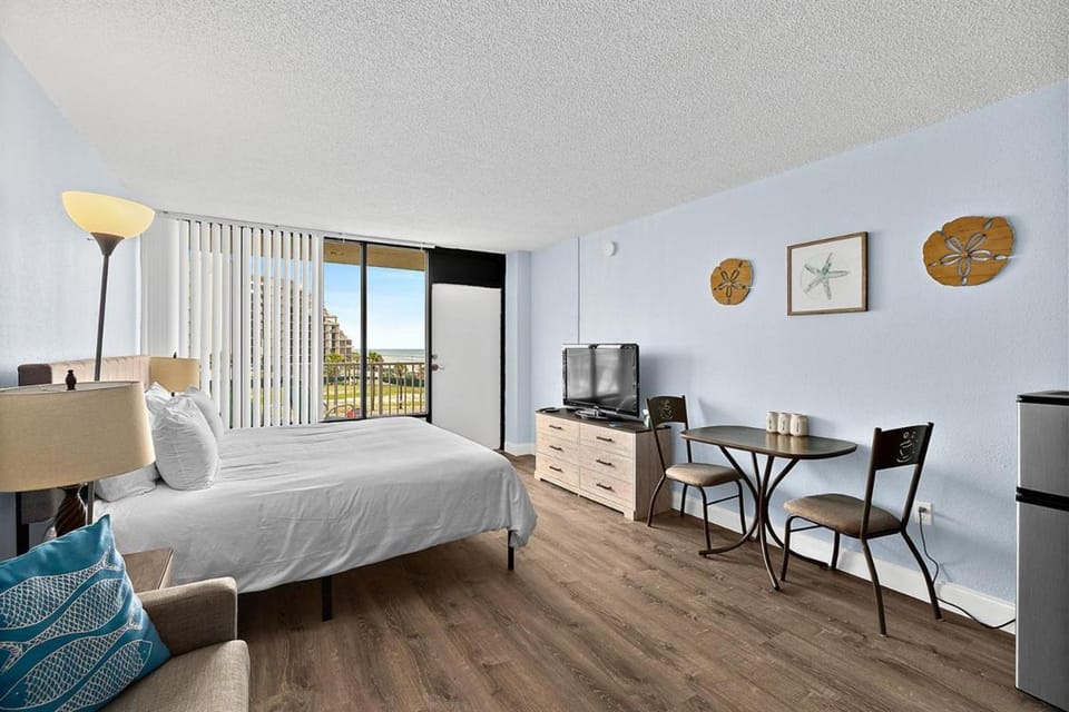 HEATED POOL OPEN! Beach Therapy at Castaways Resort, 4th floor balcony oasis Apartment in Daytona Beach Shores