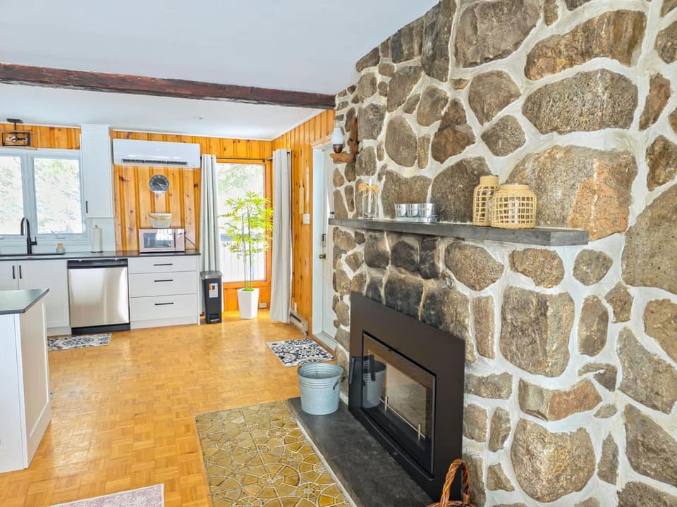 Rustic Lakefront Chalet Sunsets & Mountains House in Sainte-Agathe-des-Monts