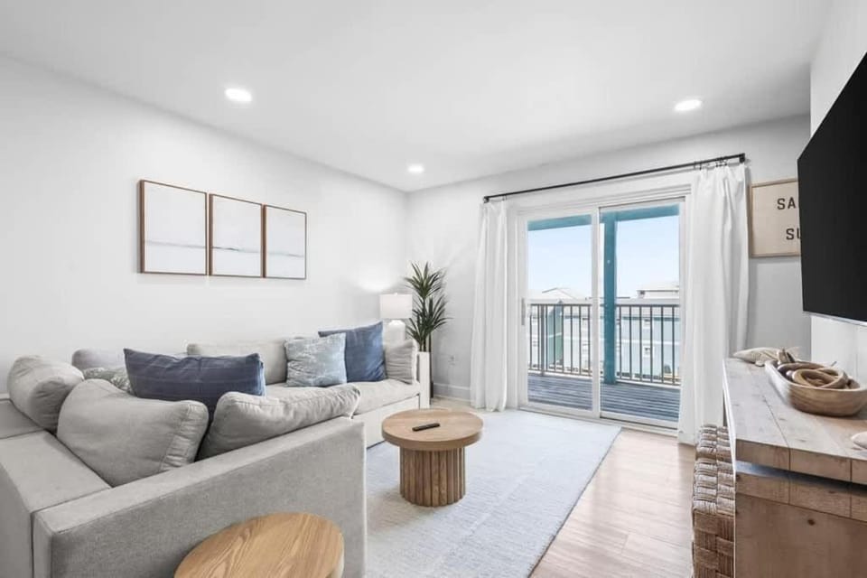 Beachfront Bliss at Sundial B3 3 bedroom sleeps 8 House in West Beach