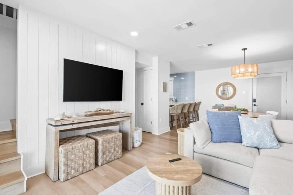 Beachfront Bliss at Sundial B3 3 bedroom sleeps 8 House in West Beach