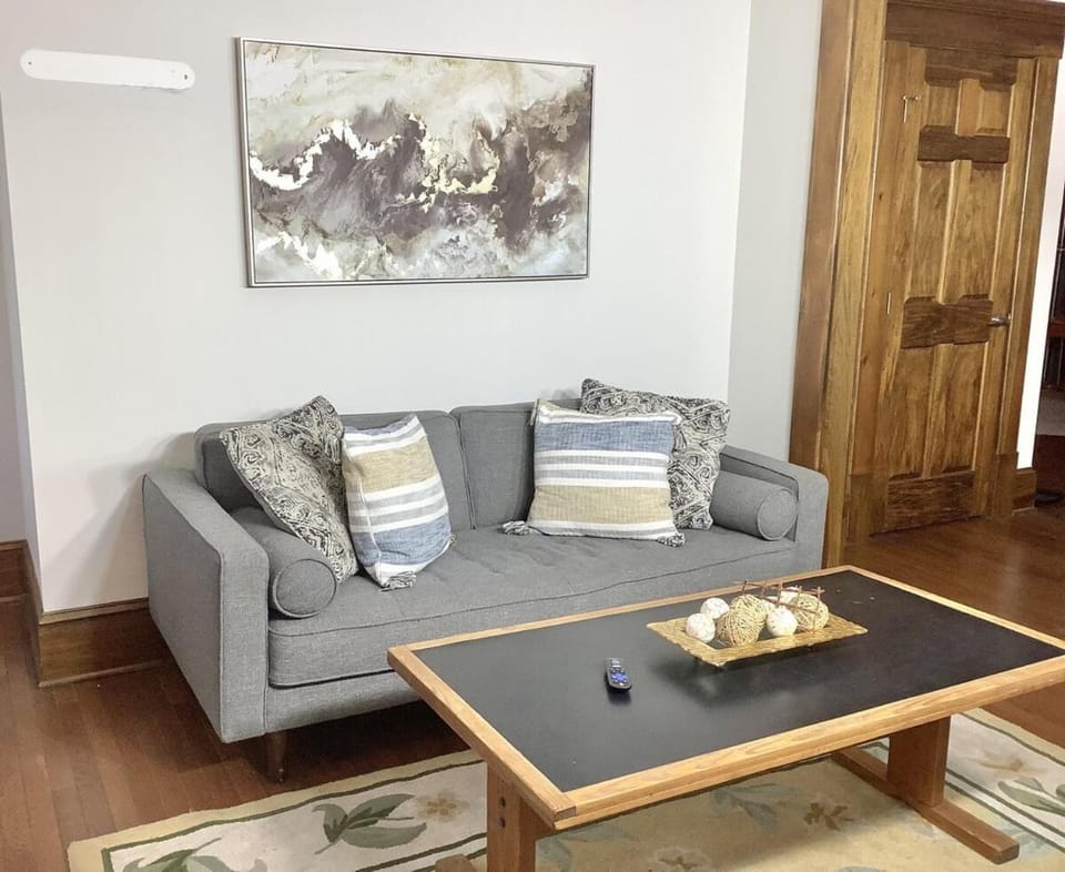 2 Bedroom, Near downtown, Ohio City, and Central! Apartment in Cleveland Heights