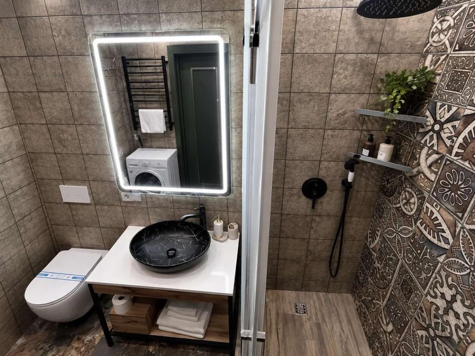 Shower, Toilet, towels
