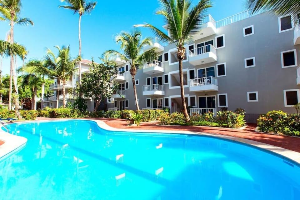 Property building, Day, Garden, Pool view, Swimming pool