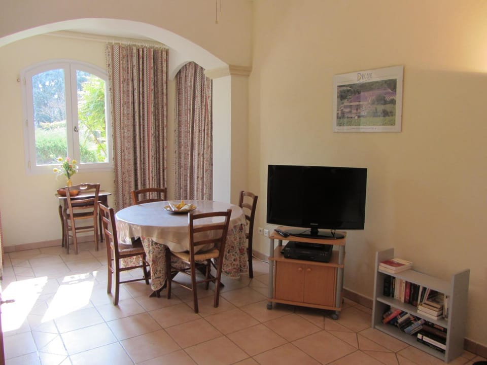TV and multimedia, Living room, Dining area