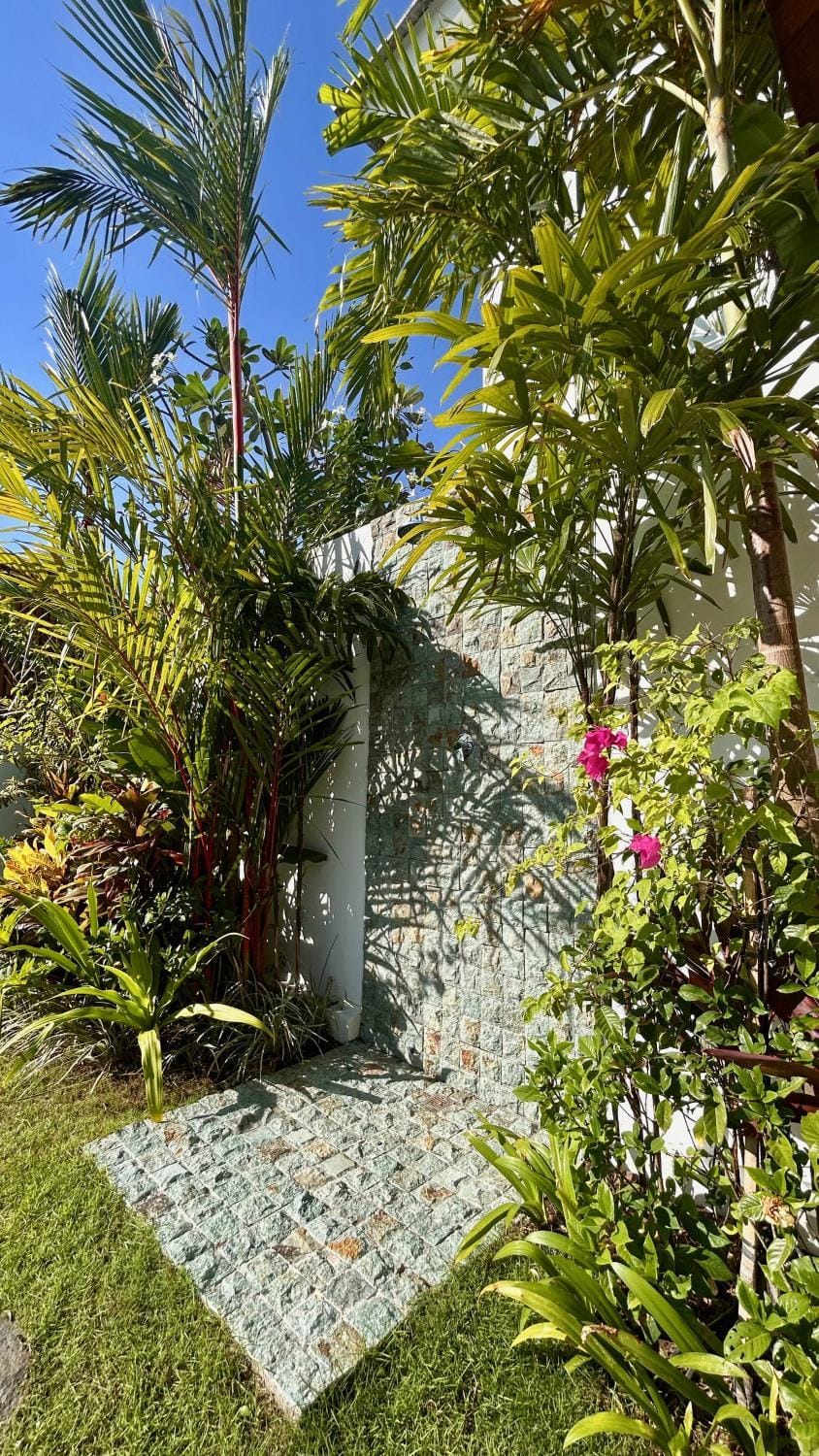 Shower, Garden, Swimming pool