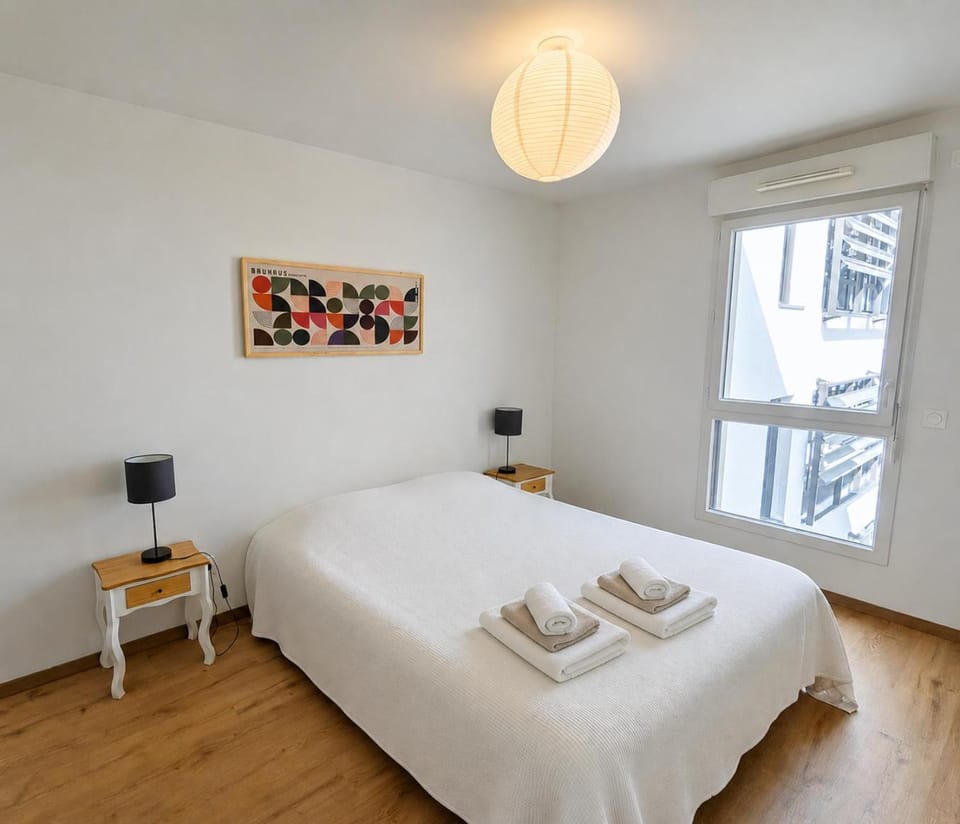 Bed, Photo of the whole room, Bedroom, towels