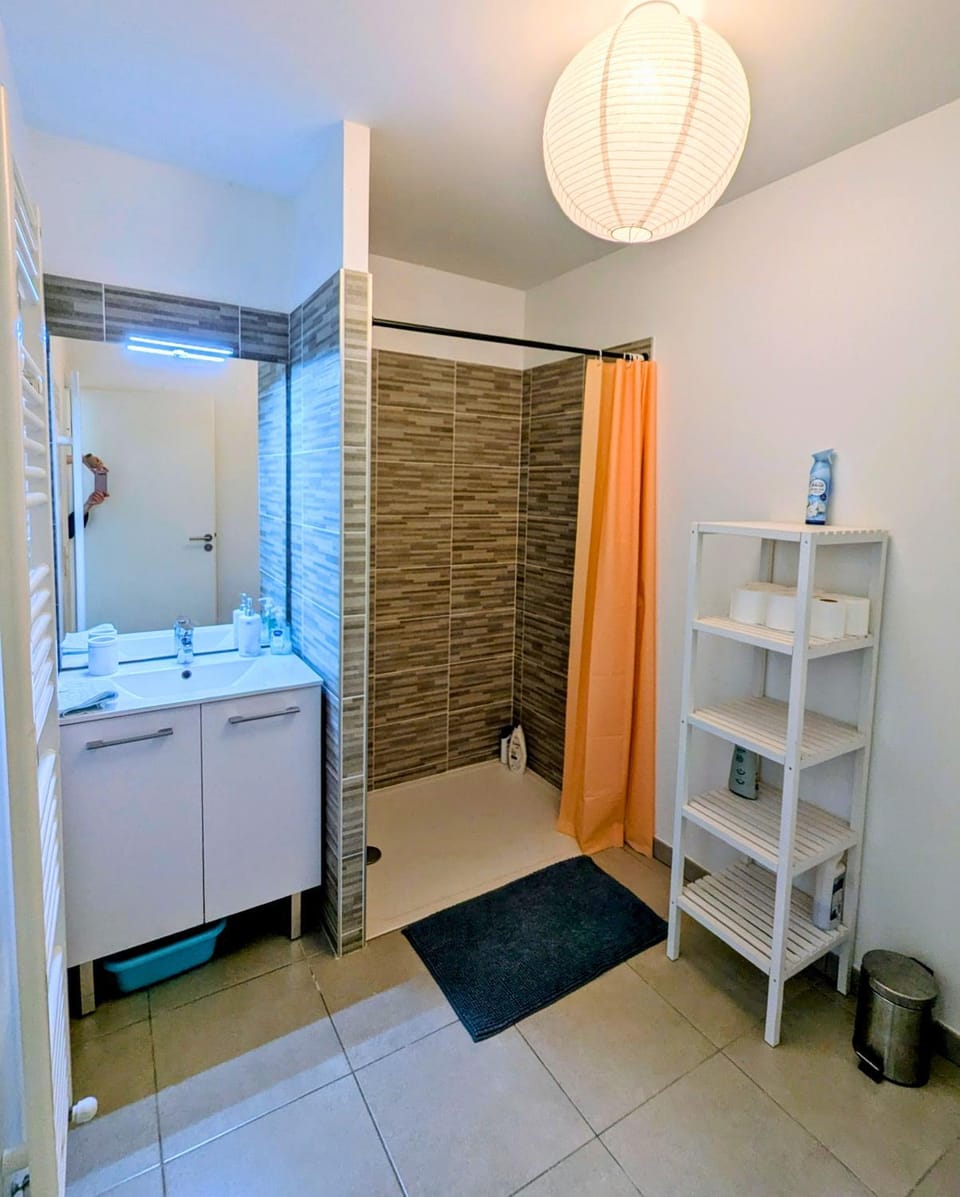 Shower, Bathroom, towels