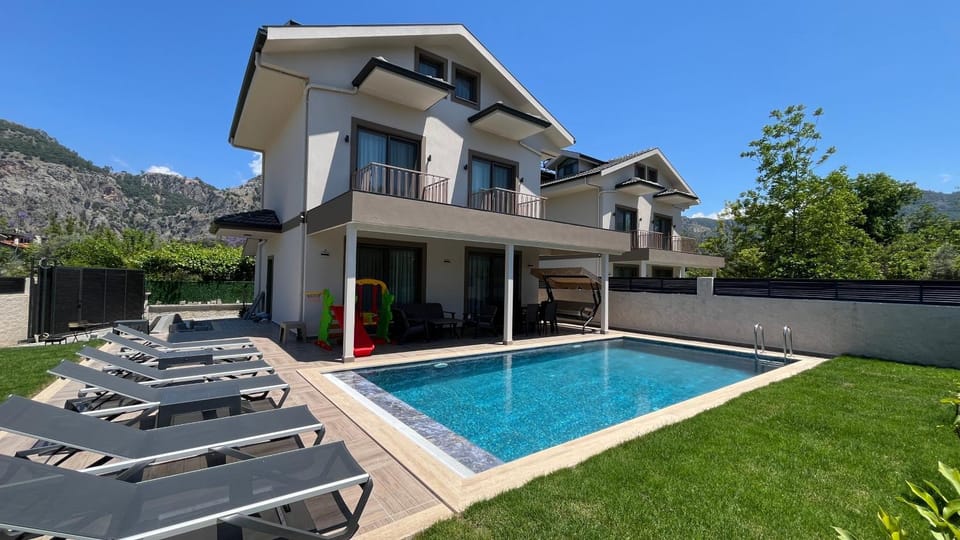 Property building, Patio, Day, Garden, Swimming pool