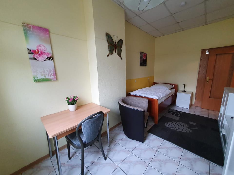 Bed, Living room, Bedroom