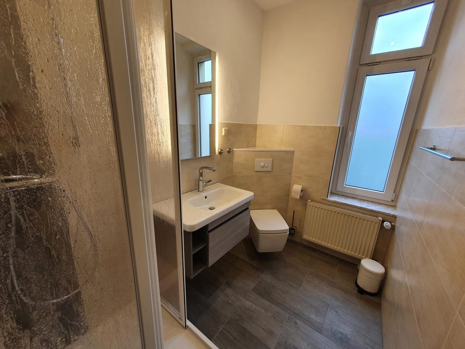 Shower, Toilet, Bathroom, towels