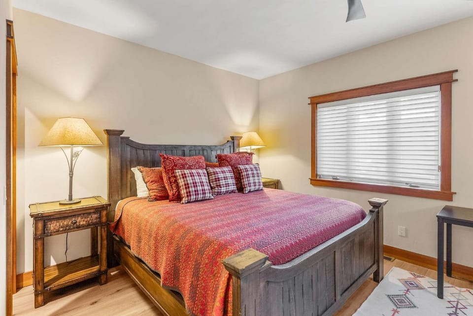 4BR Townhome Near Canyon Lodge & Lakes Basin House in Mammoth Lakes