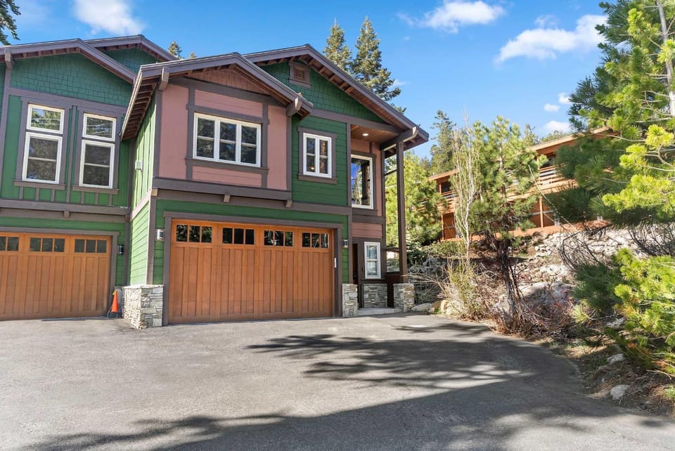 4BR Townhome Near Canyon Lodge & Lakes Basin House in Mammoth Lakes