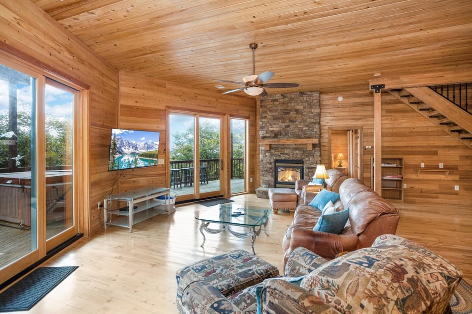 Mountain Top Lodge House in Beech Mountain