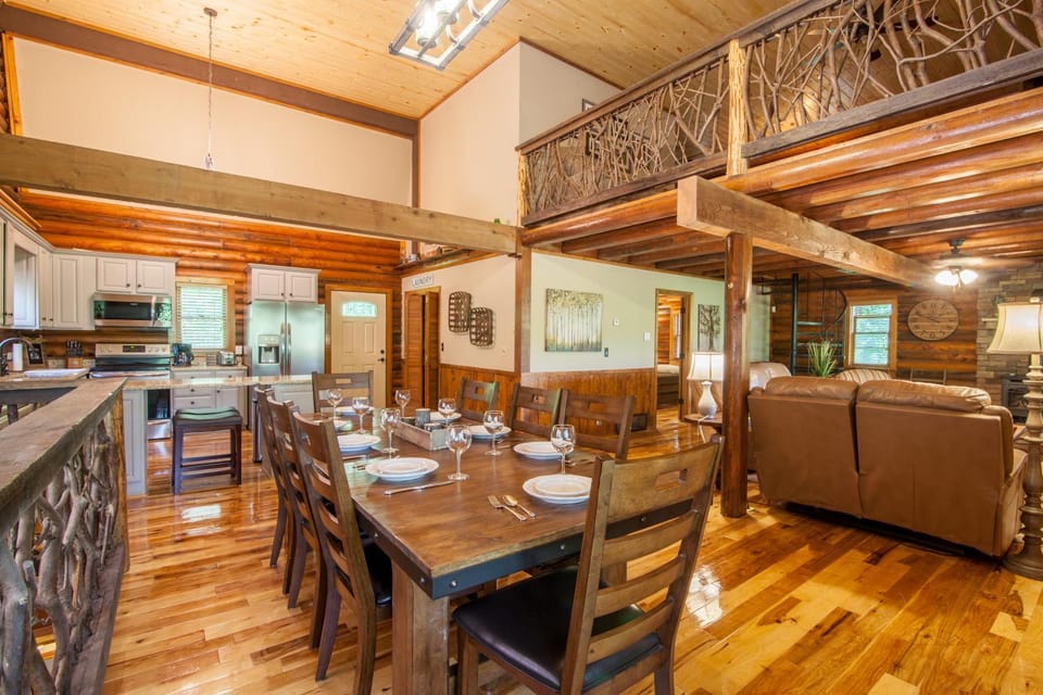 Riverside Retreat House in Watauga