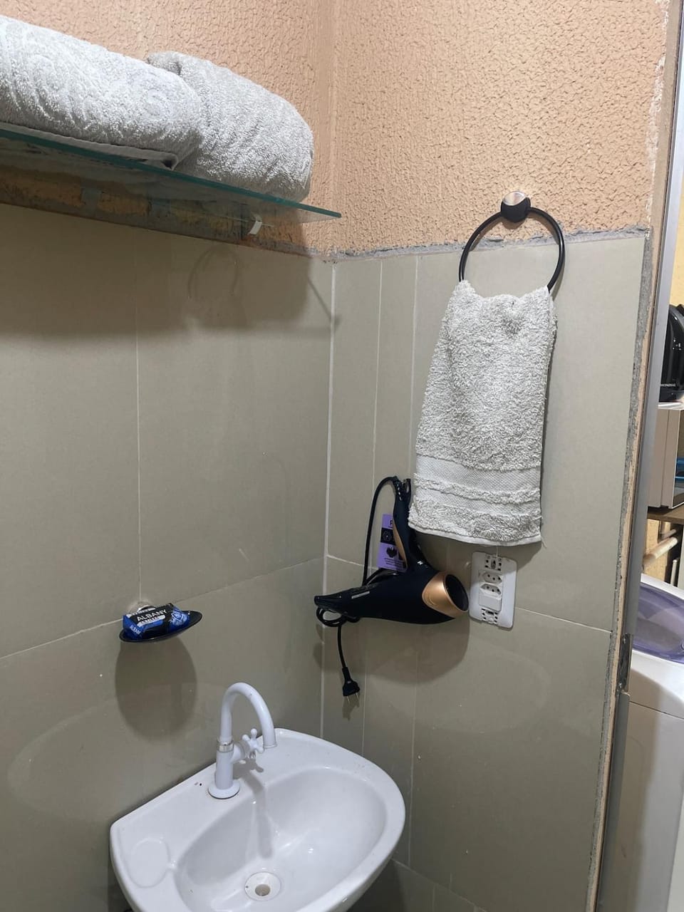 Apt 40 m Térreo Agradável Confortável, ar e eletrodomésticos 1 cama de casal e 1 cama de solteiro dupla Apartment in State of Goiás
