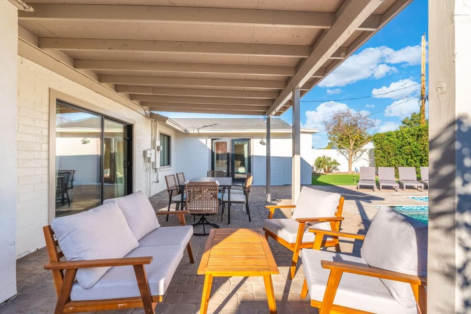 Arcadia 5BR Oasis Pool Putting Green & Sleeps 12 House in Phoenix
