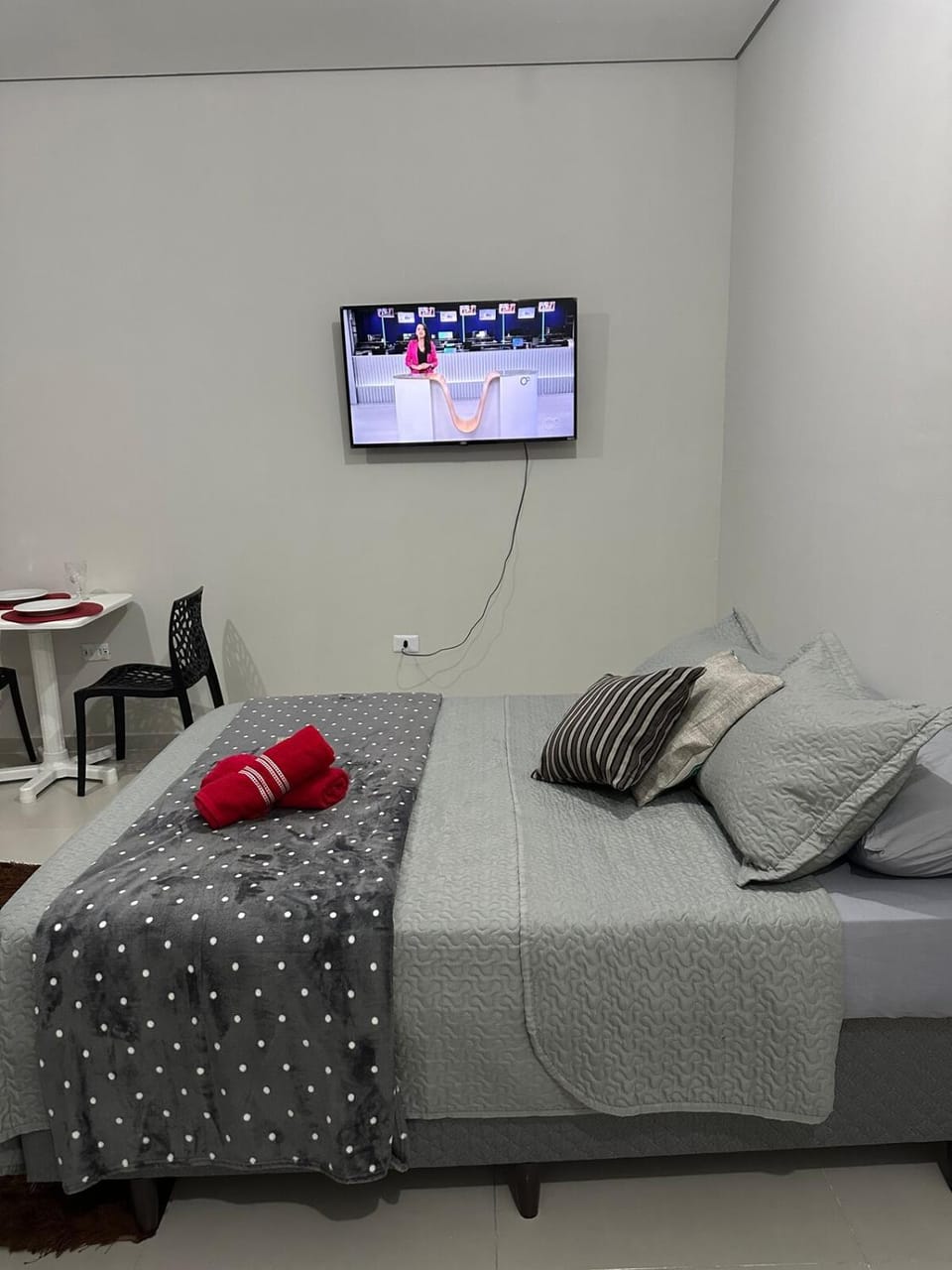 Bed, TV and multimedia, towels
