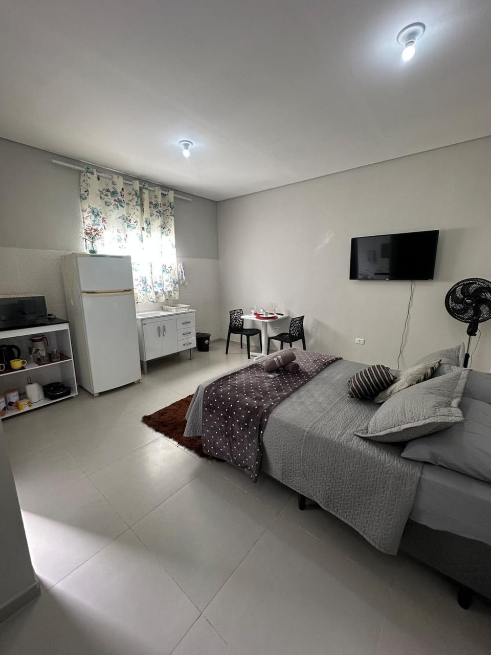 Bed, TV and multimedia, Kitchen or kitchenette, Bedroom