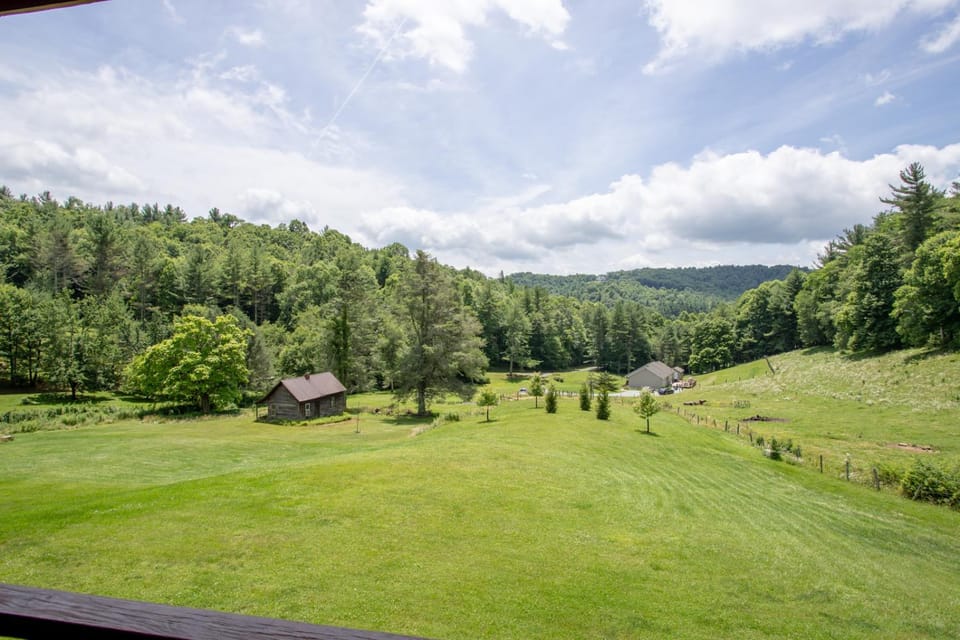 Sleepy Valley Hideaway House in Boone