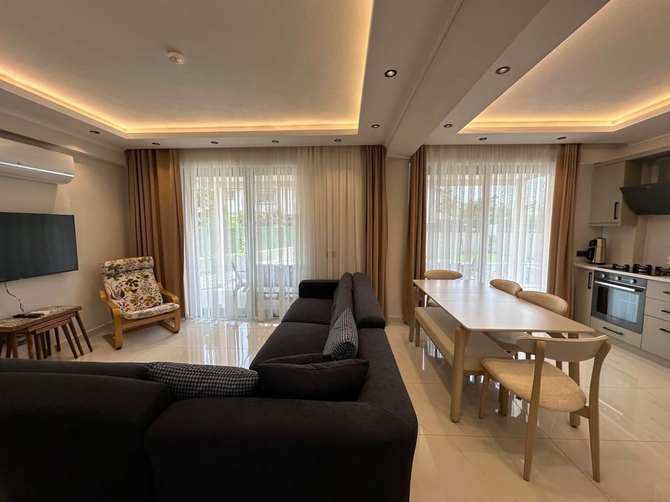 Communal lounge/ TV room, TV and multimedia, Seating area, Dining area, air conditioner