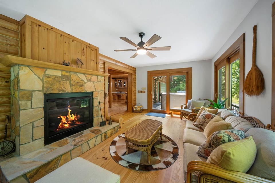 Mountainside Lodge House in Brushy Fork