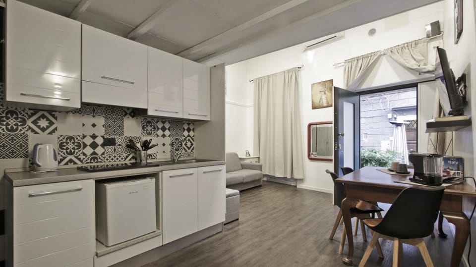 Coffee/tea facilities, Kitchen or kitchenette, Dining area, minibar, stove