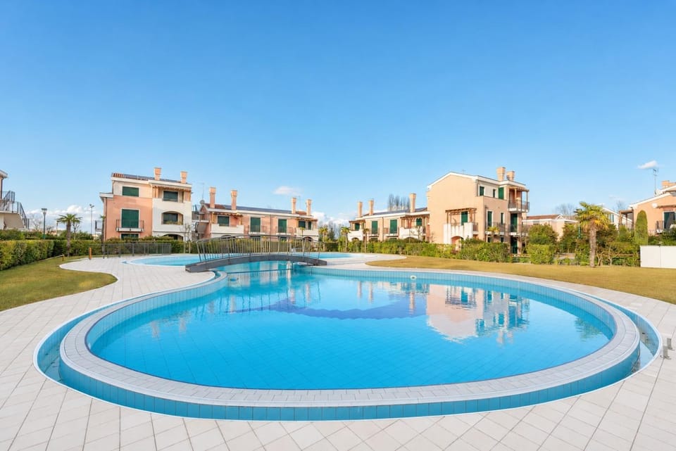 Property building, Swimming pool, Swimming pool