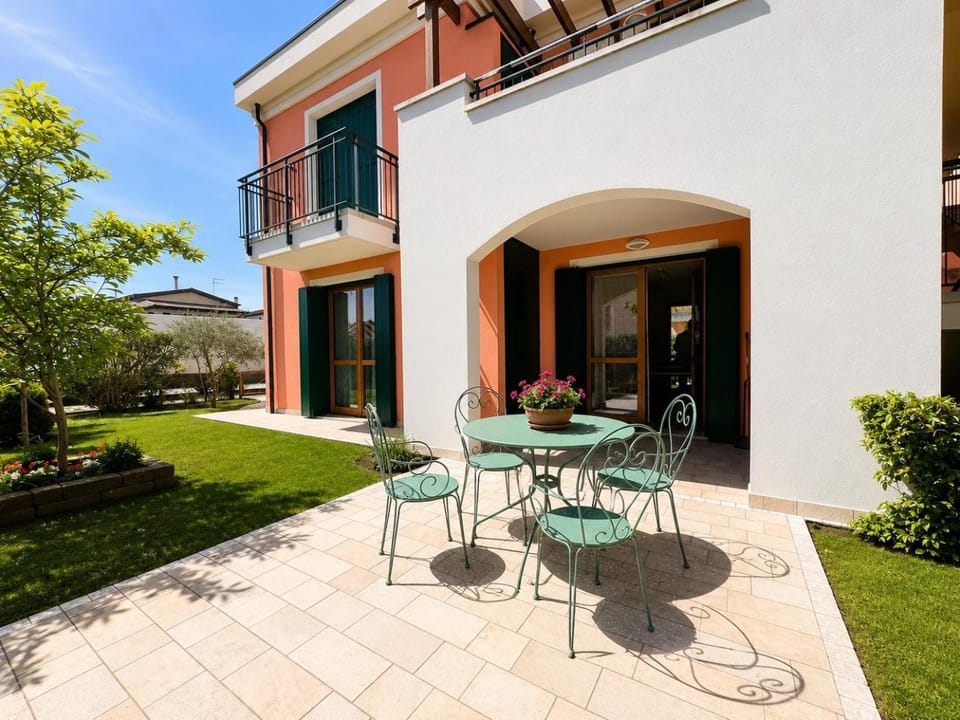 Property building, Patio, Balcony/Terrace, Balcony/Terrace