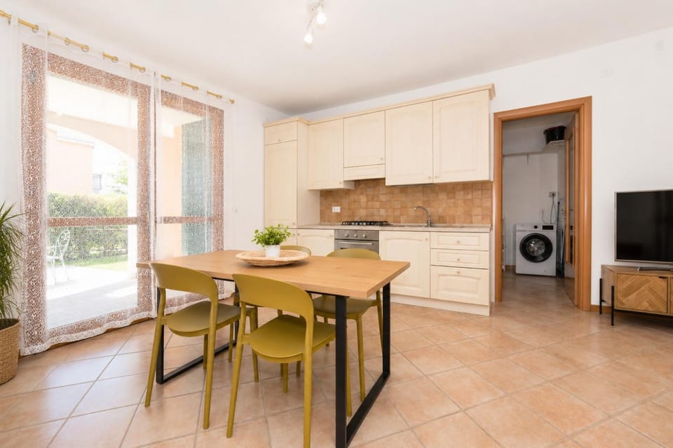Kitchen or kitchenette, Dining area, stove