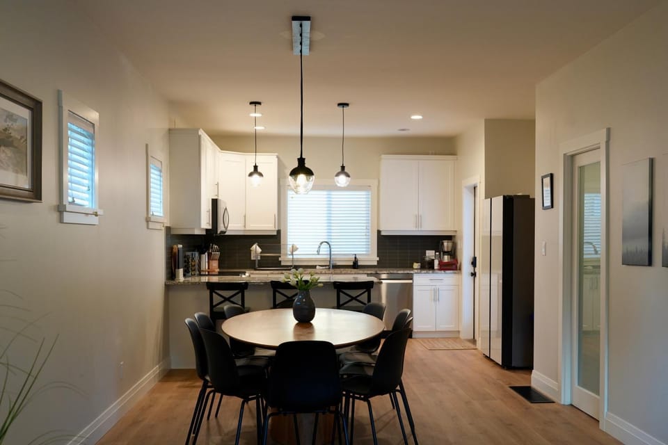Kitchen or kitchenette, Dining area