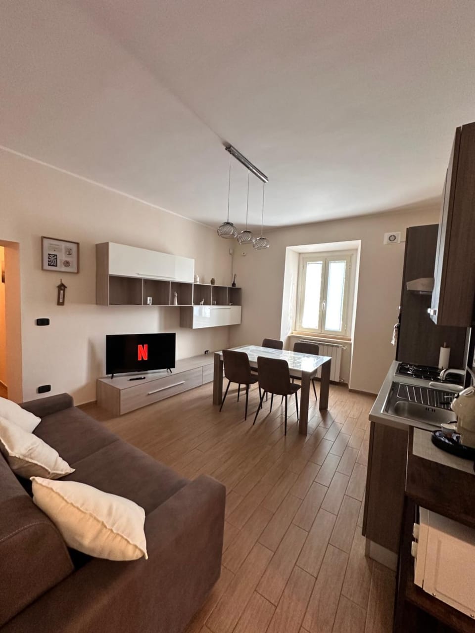 TV and multimedia, Kitchen or kitchenette, Living room, Dining area, stove