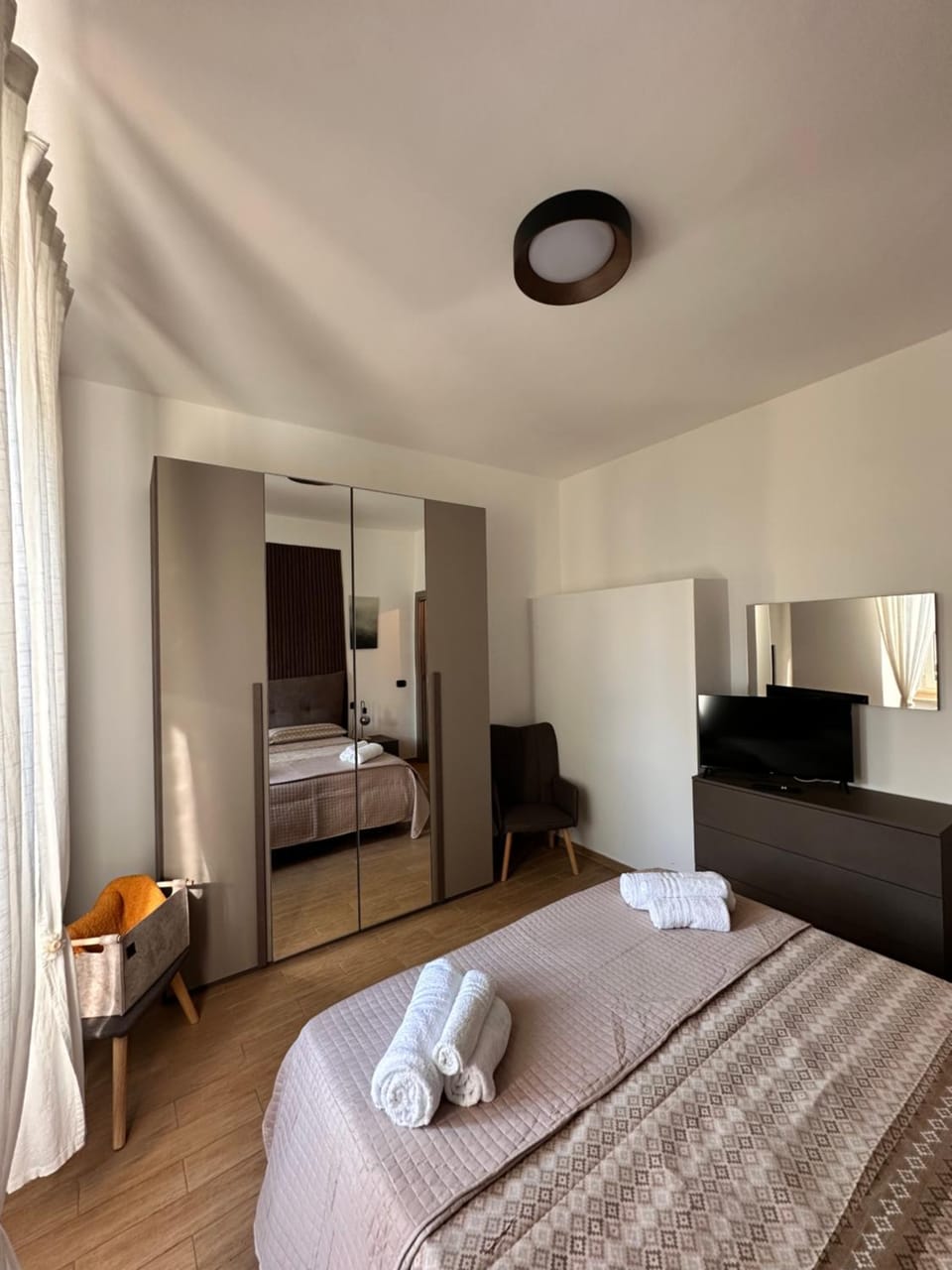 Bed, Bedroom, towels, wardrobe