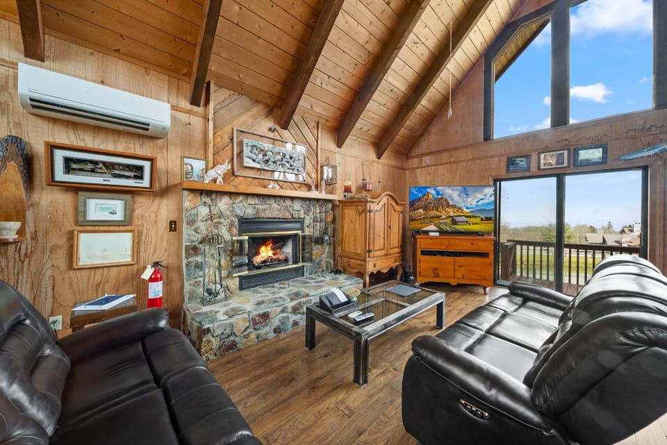 Beech Mountain Ski and Lake Chalet House in Beech Mountain