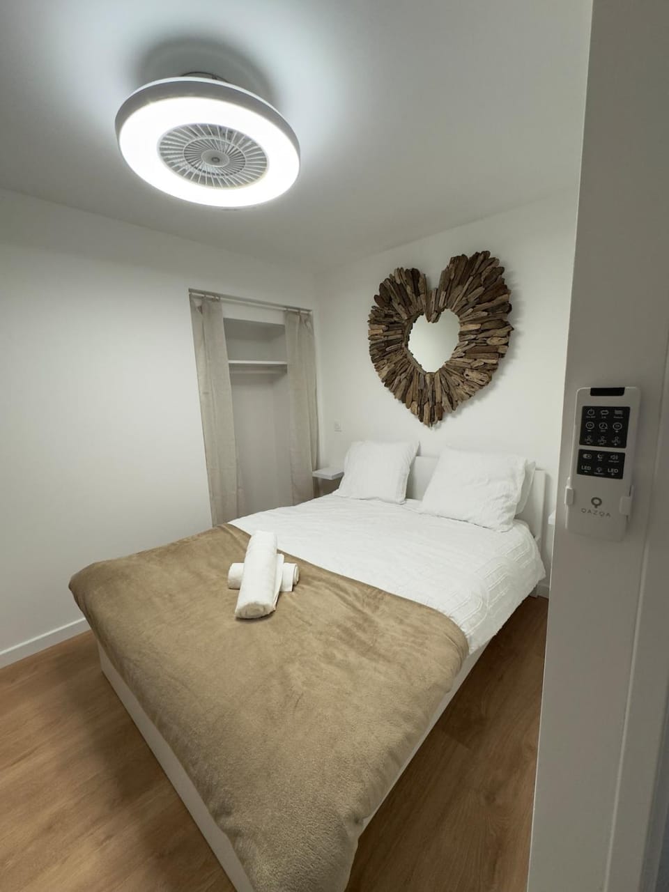 Photo of the whole room, Bedroom