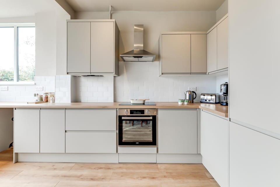 Spacious 4 bed, 1 bath Bungalow, Southend, Essex House in Southend-on-Sea