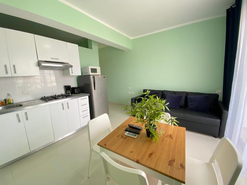 Kitchen or kitchenette, Living room, Seating area, Dining area