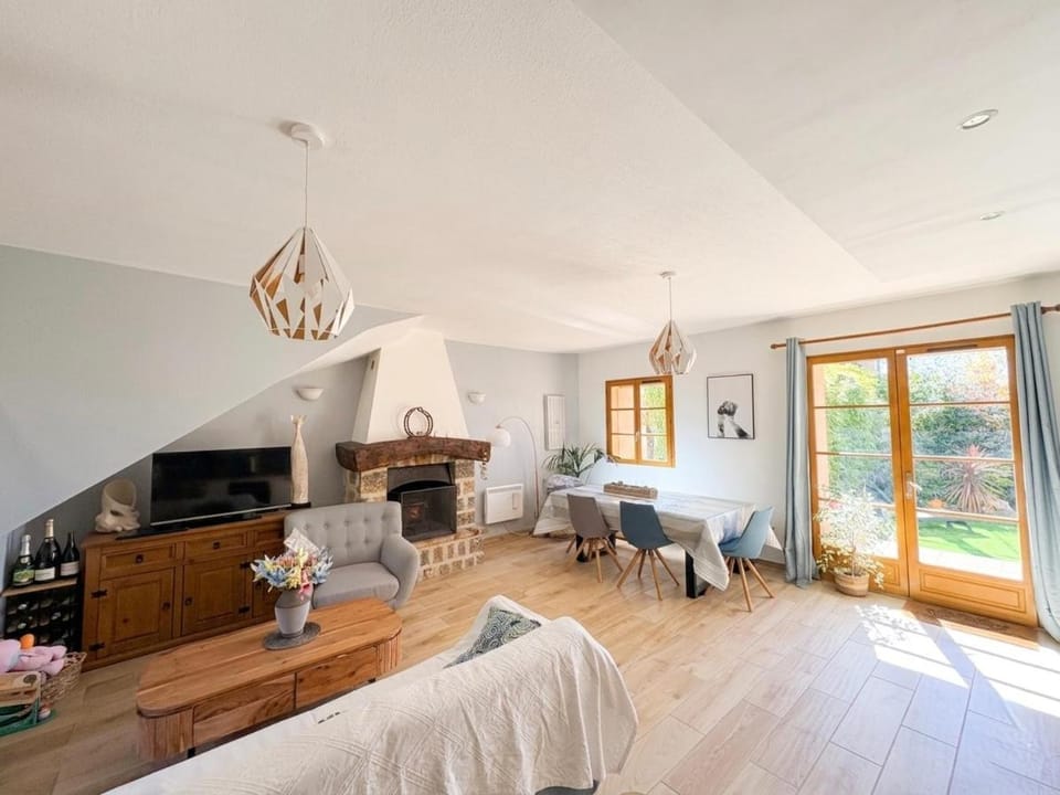 Maison au calme avec jardin en plein centre ville House in Roquefort-les-Pins