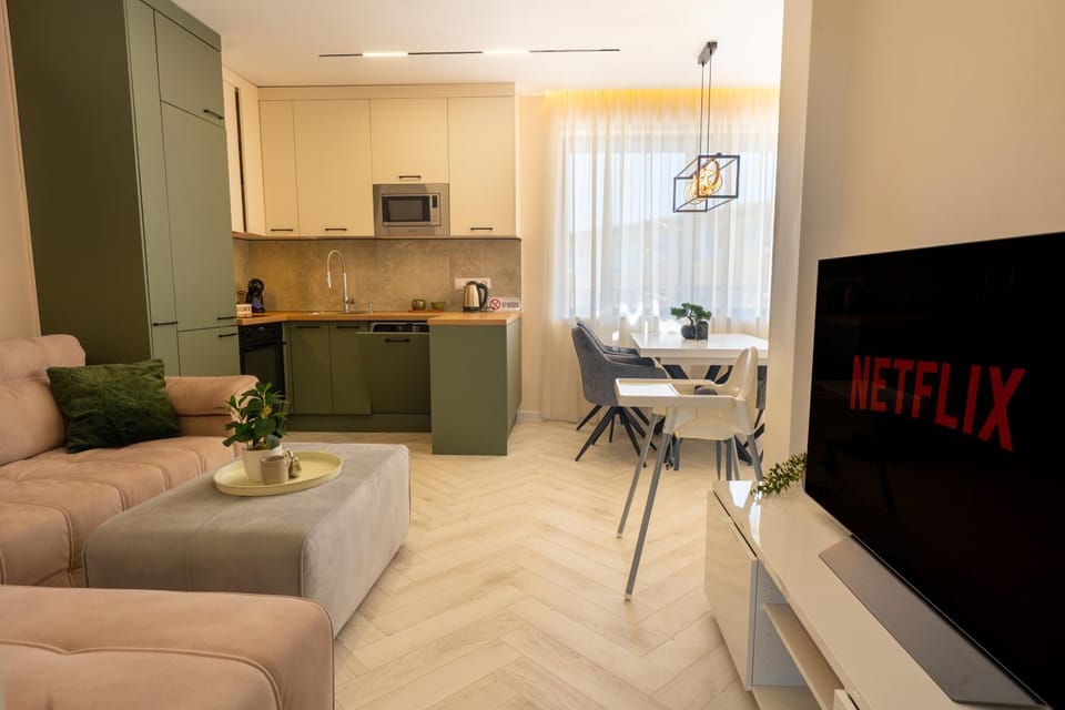 TV and multimedia, Kitchen or kitchenette, Living room, Seating area, Dining area