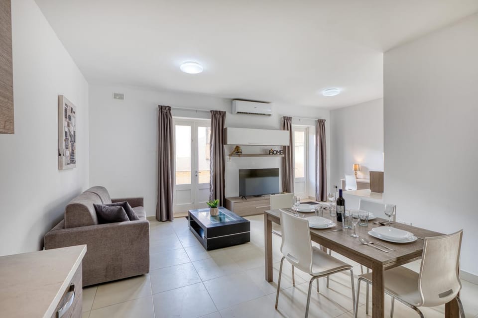 New to the market - 2 BR unit 5 minutes walk from the beach by SF HOMES Apartment in Sliema