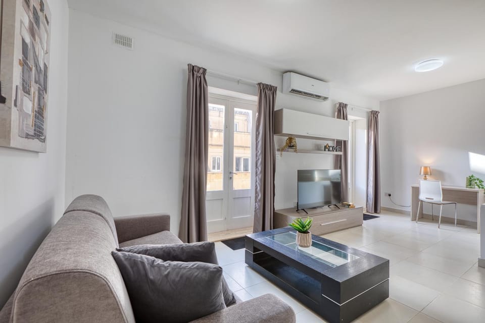New to the market - 2 BR unit 5 minutes walk from the beach by SF HOMES Apartment in Sliema